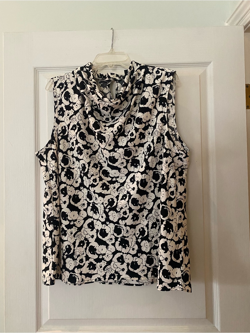 Ann Taylor Factory black and white sleeveless blouse size XL